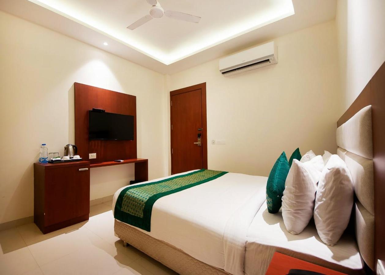 Hotel Z Suite-Near Delhi Airport Нью-Дели Экстерьер фото