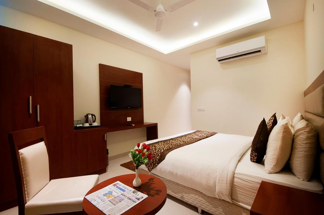 Hotel Z Suite-Near Delhi Airport Нью-Дели Экстерьер фото