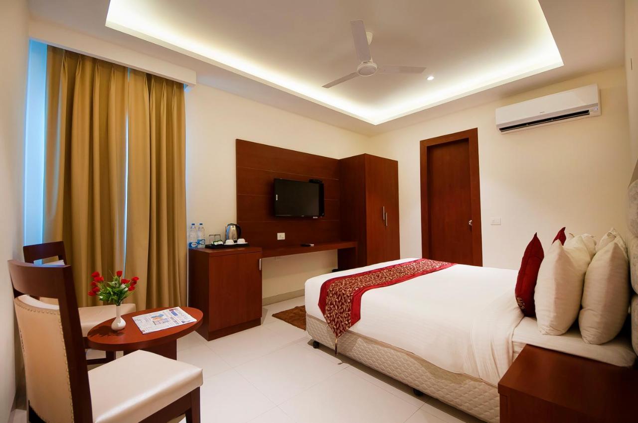 Hotel Z Suite-Near Delhi Airport Нью-Дели Экстерьер фото