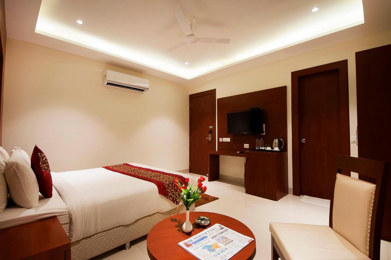 Hotel Z Suite-Near Delhi Airport Нью-Дели Экстерьер фото