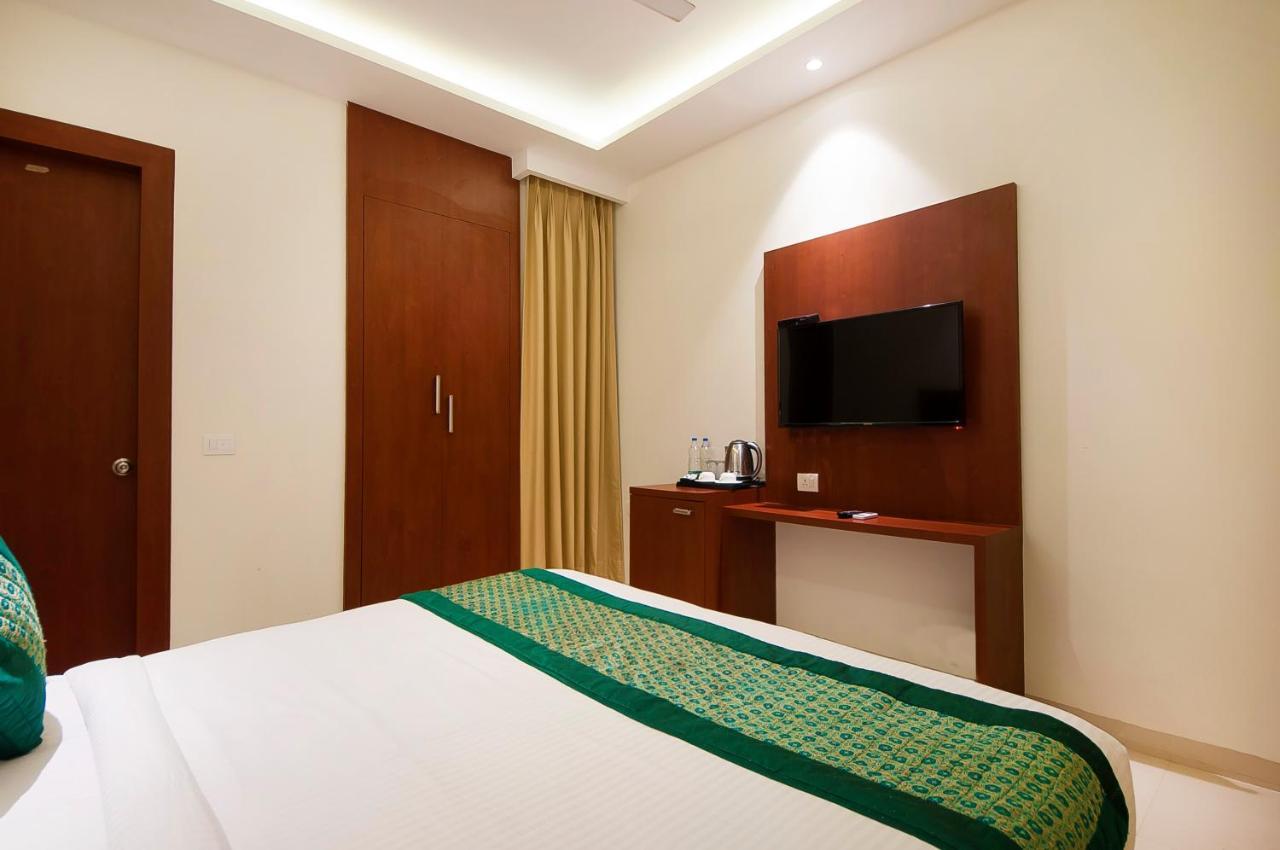 Hotel Z Suite-Near Delhi Airport Нью-Дели Экстерьер фото
