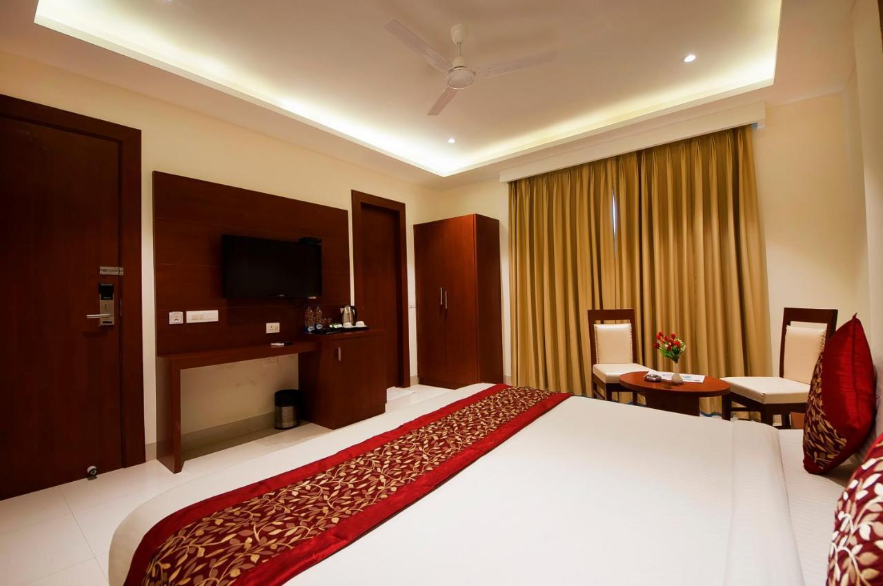 Hotel Z Suite-Near Delhi Airport Нью-Дели Экстерьер фото