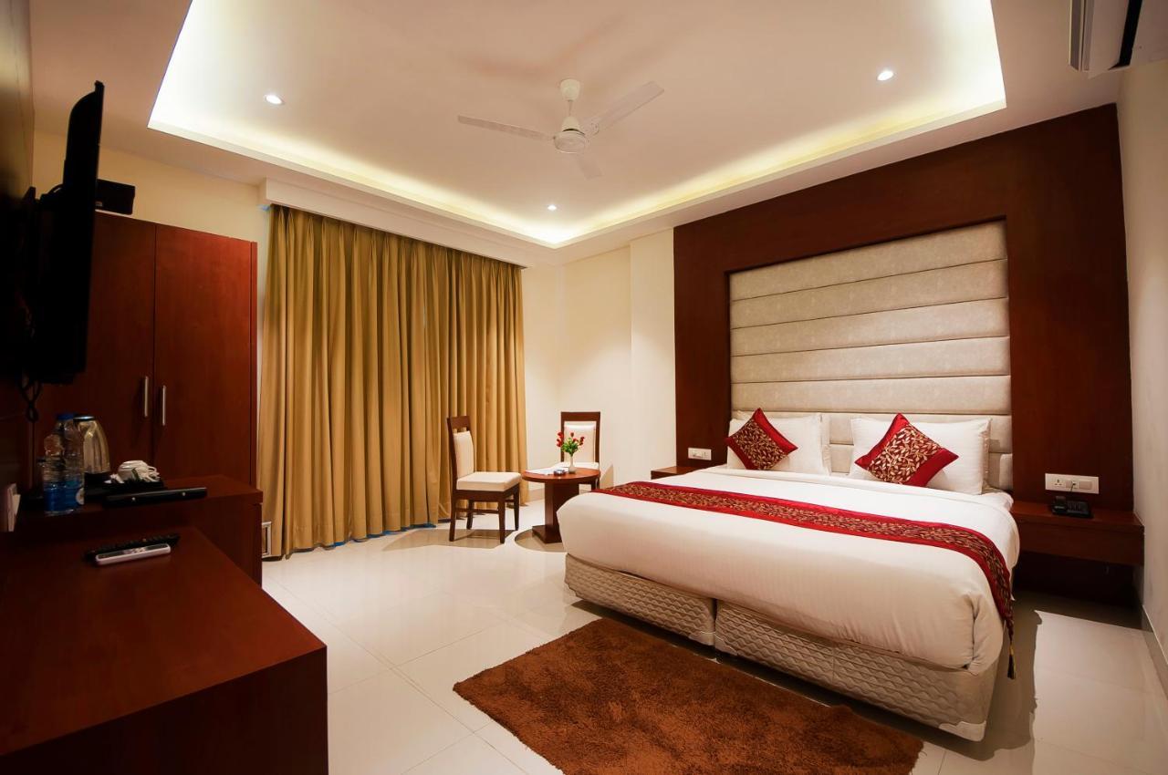 Hotel Z Suite-Near Delhi Airport Нью-Дели Экстерьер фото